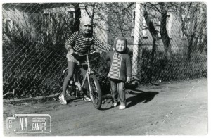 1975. Agata Kałużka na rowerze i Marzena Wołoszyn, przed domem nr 159
